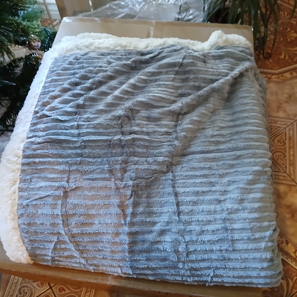 Gray Sherpa Fleece Blanket - Picture 2 of 8